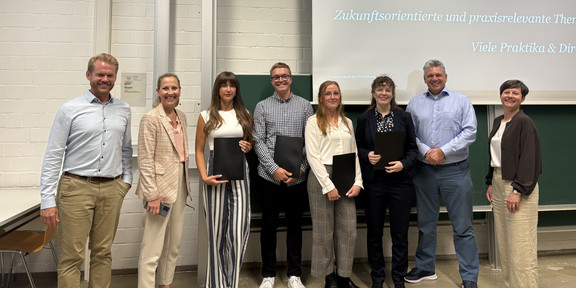 PreisträgerInnen PwC-Award Wintersemester 2024/25 Auf dem Bild sind die PreisträgerInnen sowie MitarbeiterInnen von PwC und die Beauftragten der Lehreinheiten zu erkennen.